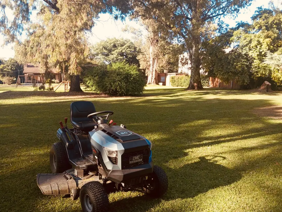 Tractor de corte Bayres Green bajo la arboleda
