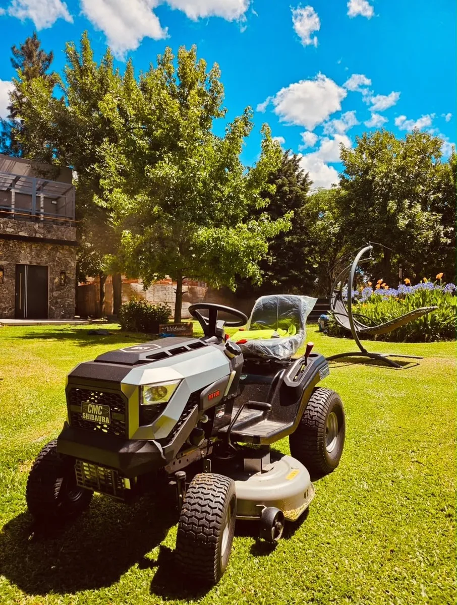 Tractor cortacésped en un jardín mantenido