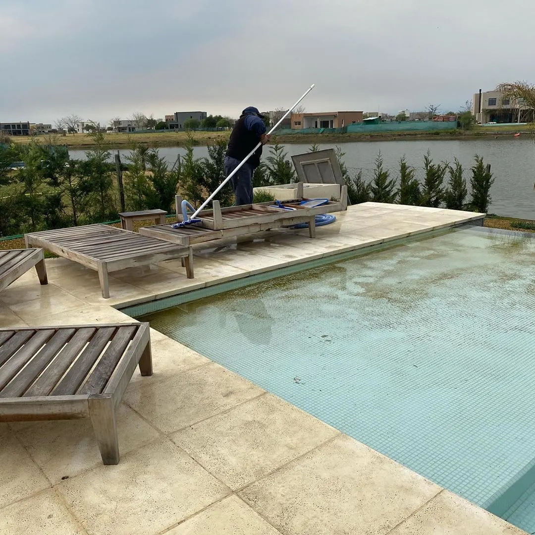 Piscinas y jardines